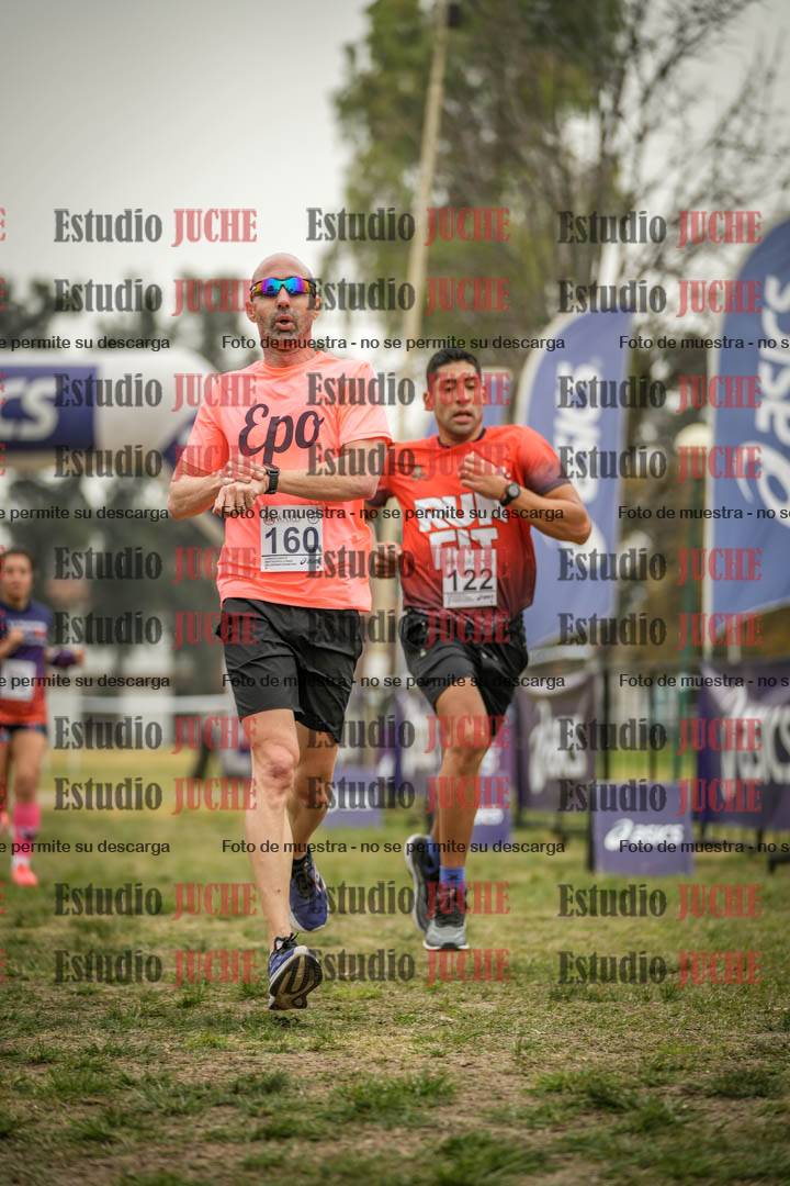 Fotos de la llegada del cross de 6000 m - running teams mujeres y varones