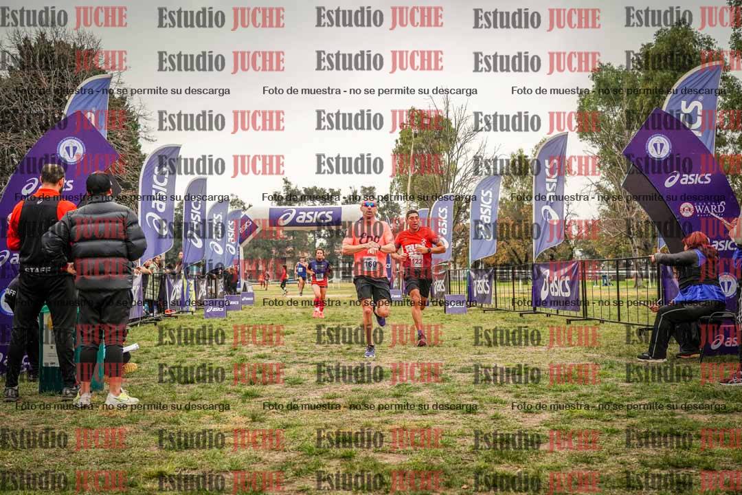 Fotos de la llegada del cross de 6000 m - running teams mujeres y varones