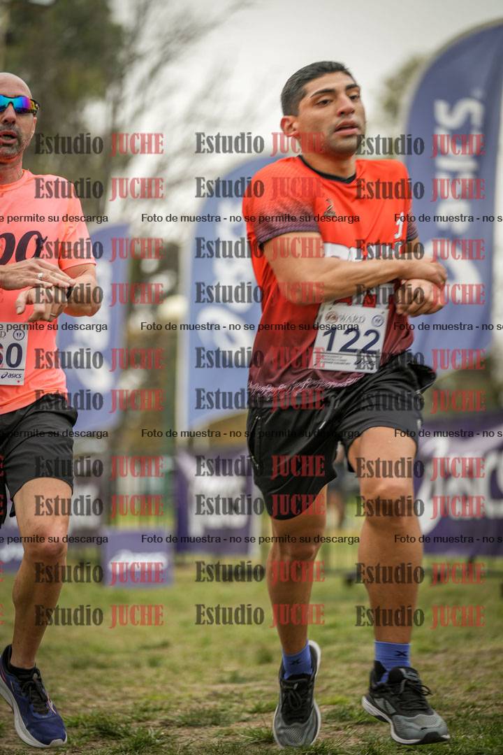 Fotos de la llegada del cross de 6000 m - running teams mujeres y varones