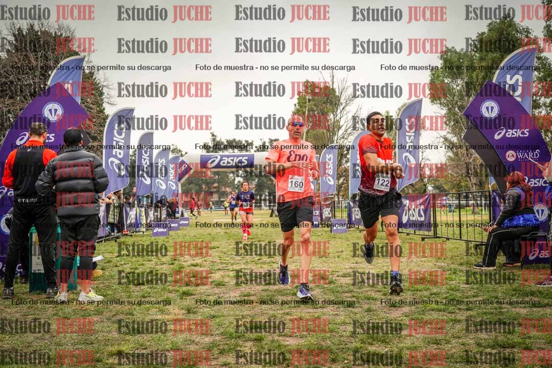 Fotos de la llegada del cross de 6000 m - running teams mujeres y varones