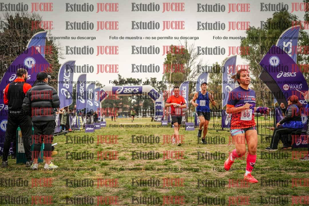 Fotos de la llegada del cross de 6000 m - running teams mujeres y varones