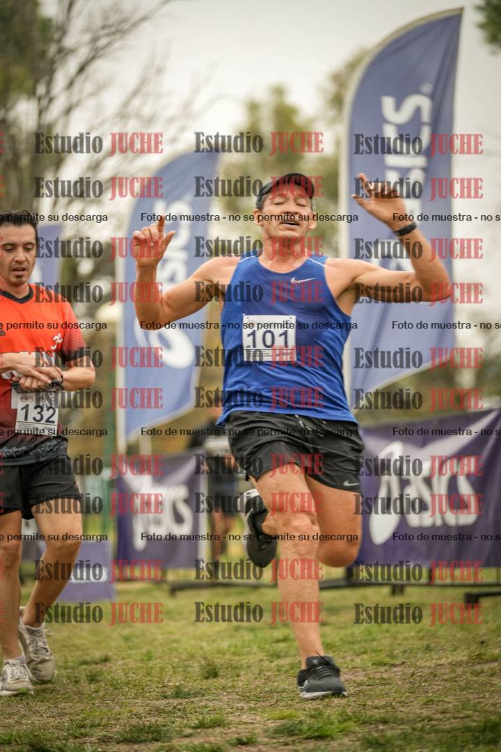 Fotos de la llegada del cross de 6000 m - running teams mujeres y varones