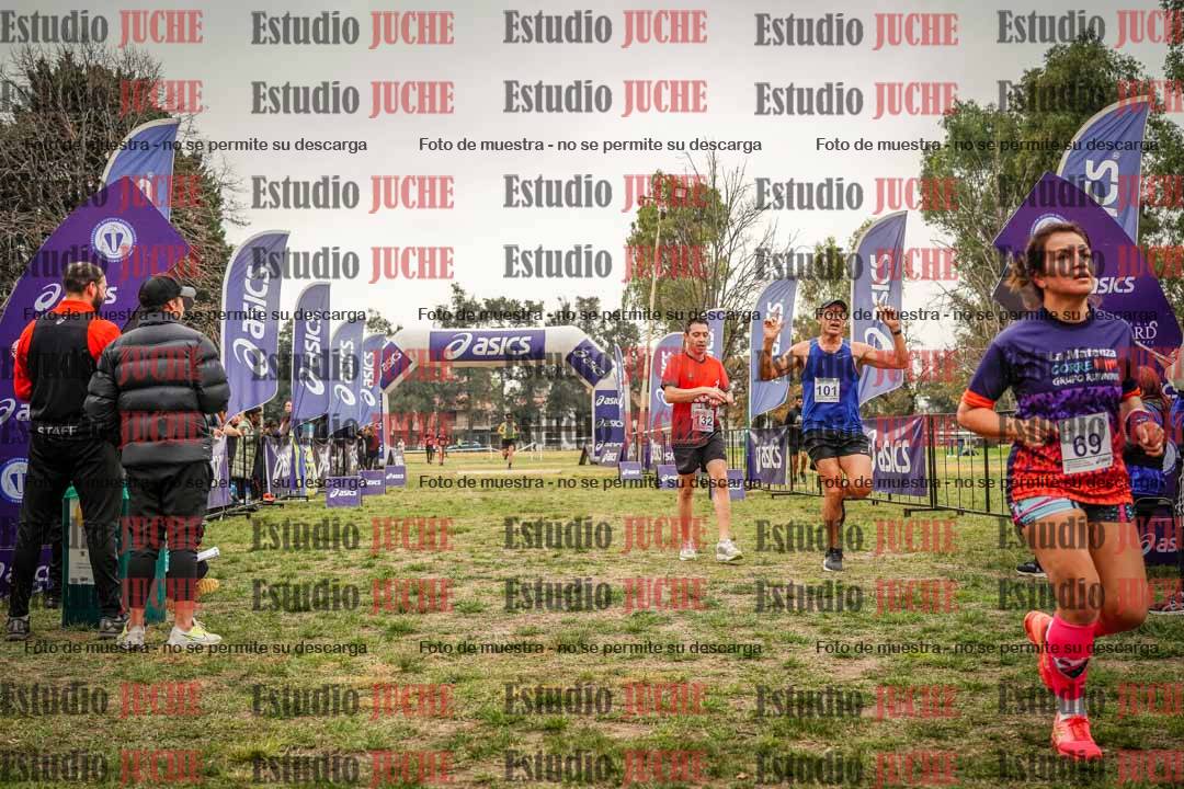 Fotos de la llegada del cross de 6000 m - running teams mujeres y varones