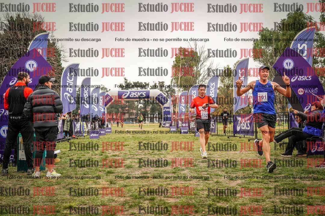 Fotos de la llegada del cross de 6000 m - running teams mujeres y varones