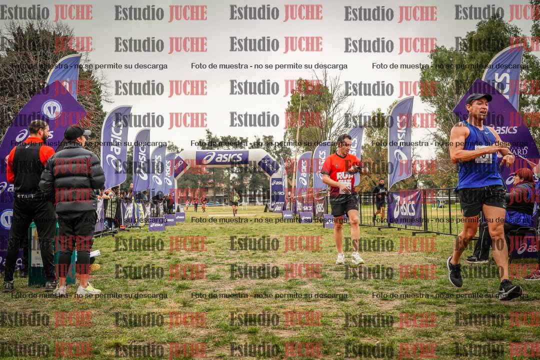 Fotos de la llegada del cross de 6000 m - running teams mujeres y varones