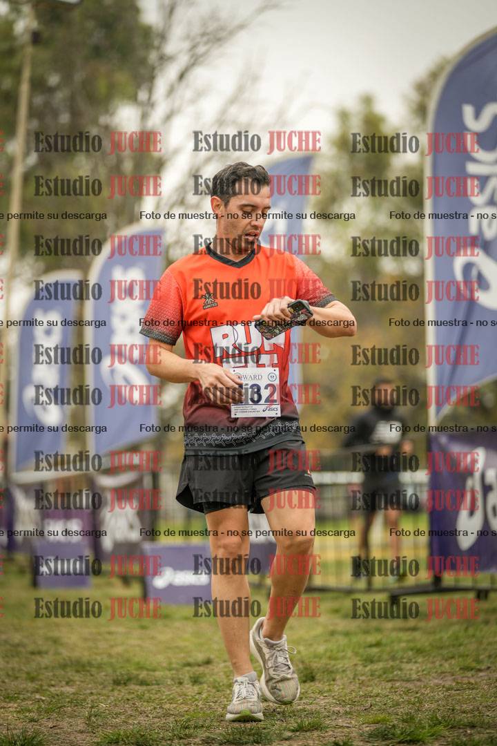 Fotos de la llegada del cross de 6000 m - running teams mujeres y varones