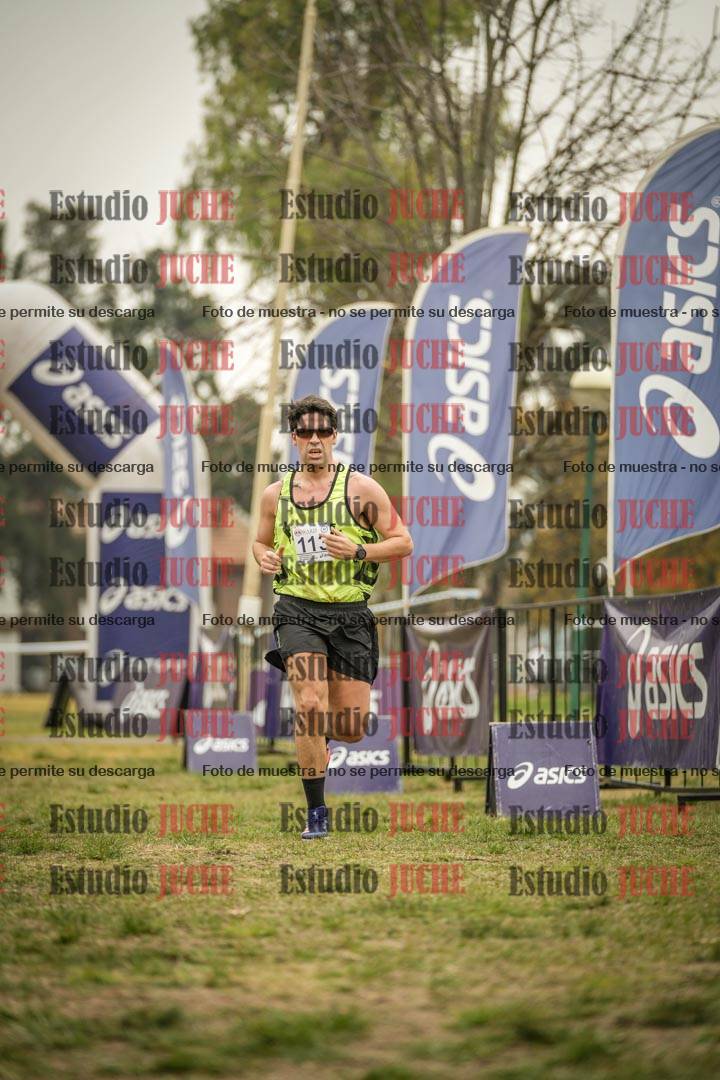 Fotos de la llegada del cross de 6000 m - running teams mujeres y varones