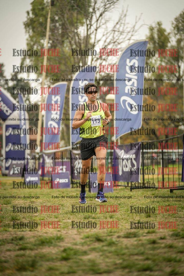 Fotos de la llegada del cross de 6000 m - running teams mujeres y varones
