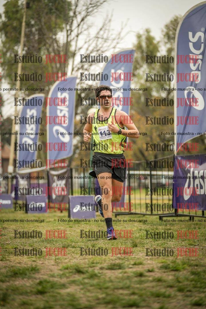 Fotos de la llegada del cross de 6000 m - running teams mujeres y varones