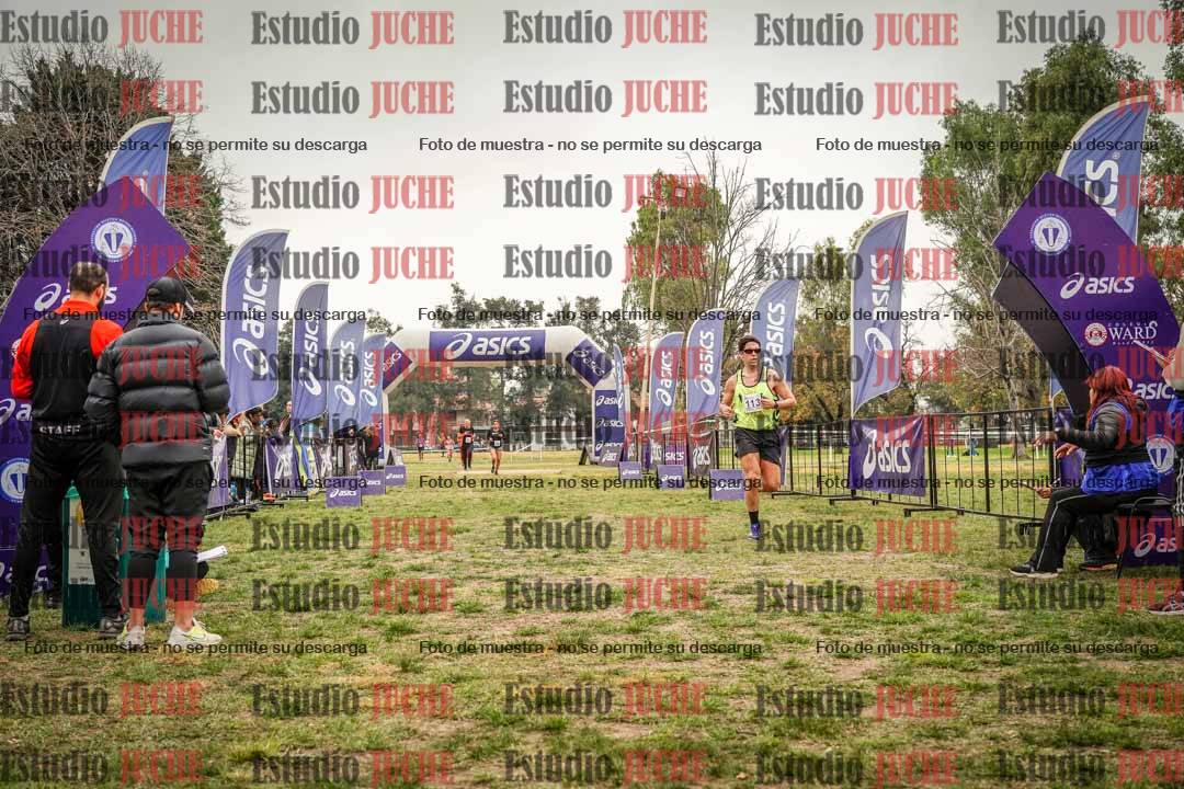 Fotos de la llegada del cross de 6000 m - running teams mujeres y varones
