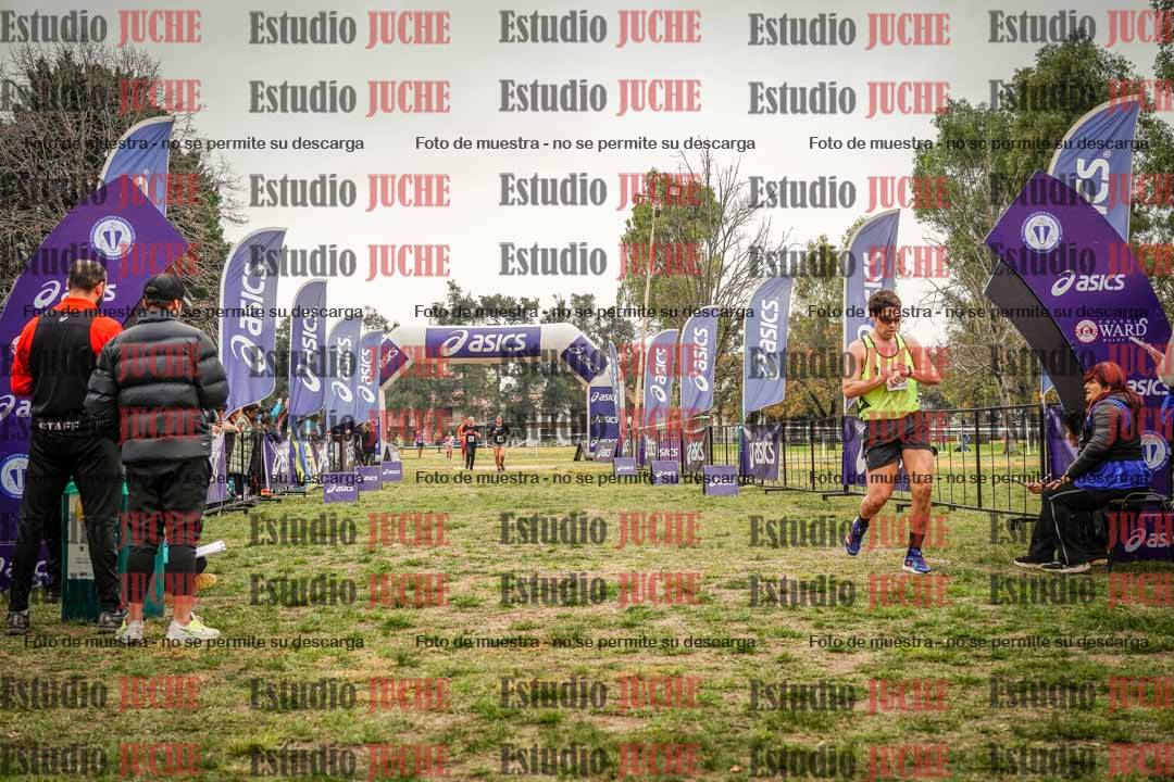 Fotos de la llegada del cross de 6000 m - running teams mujeres y varones