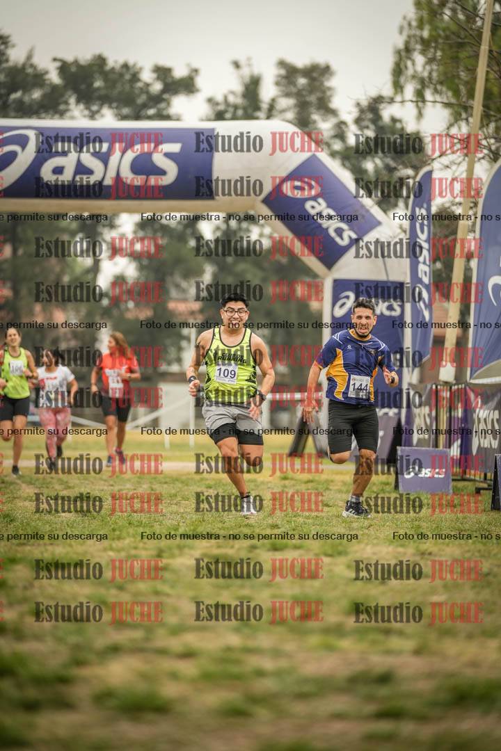 Fotos de la llegada del cross de 6000 m - running teams mujeres y varones