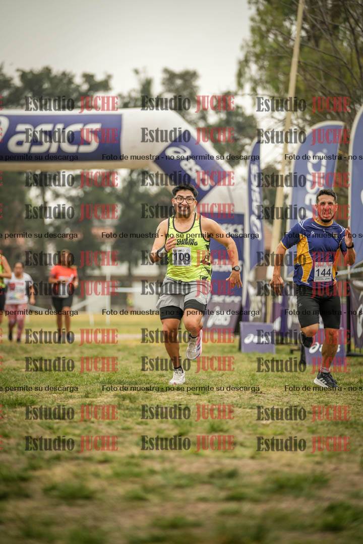 Fotos de la llegada del cross de 6000 m - running teams mujeres y varones