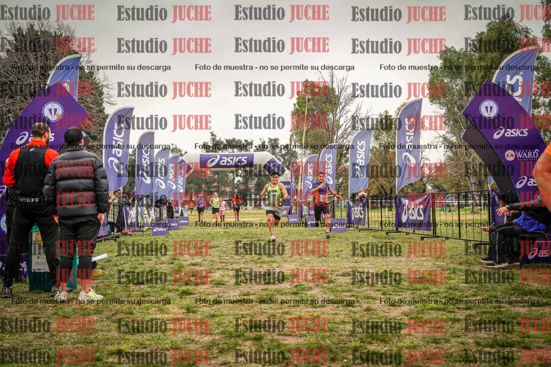 Fotos de la llegada del cross de 6000 m - running teams mujeres y varones