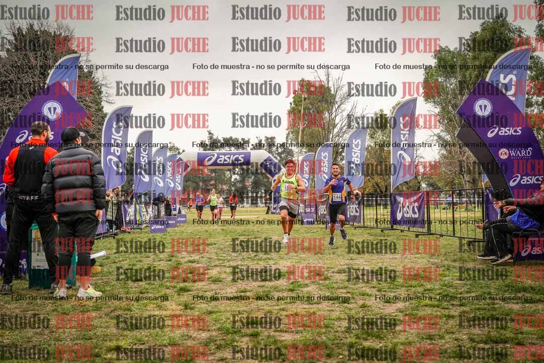 Fotos de la llegada del cross de 6000 m - running teams mujeres y varones