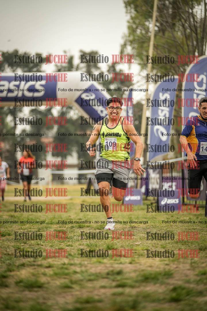 Fotos de la llegada del cross de 6000 m - running teams mujeres y varones