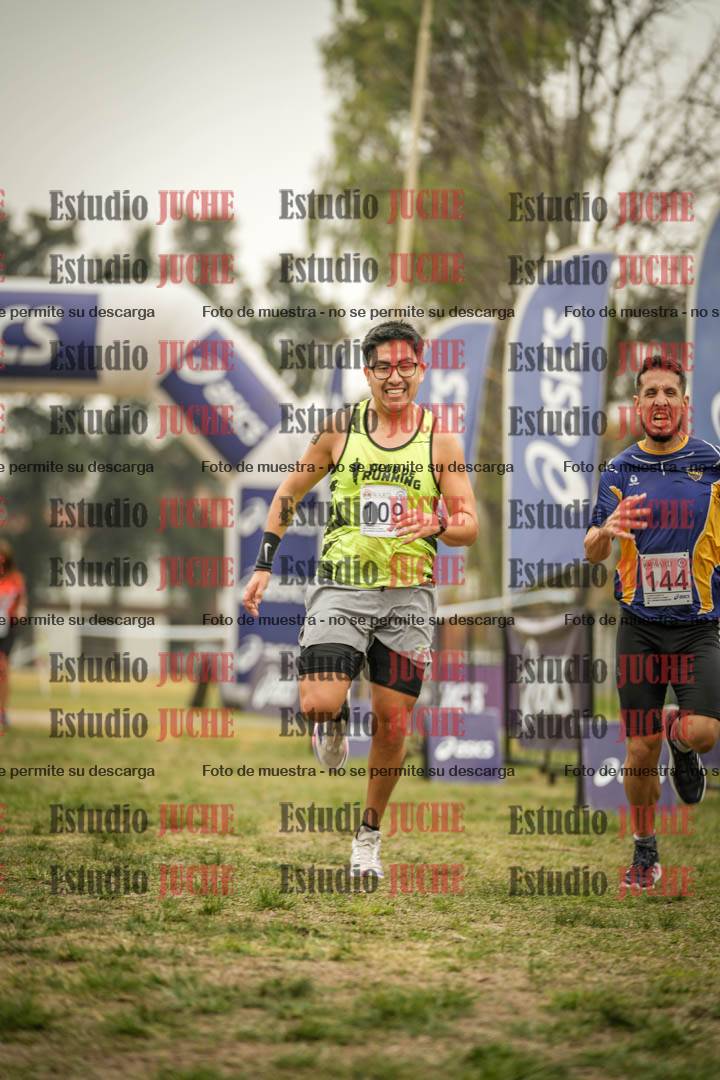 Fotos de la llegada del cross de 6000 m - running teams mujeres y varones