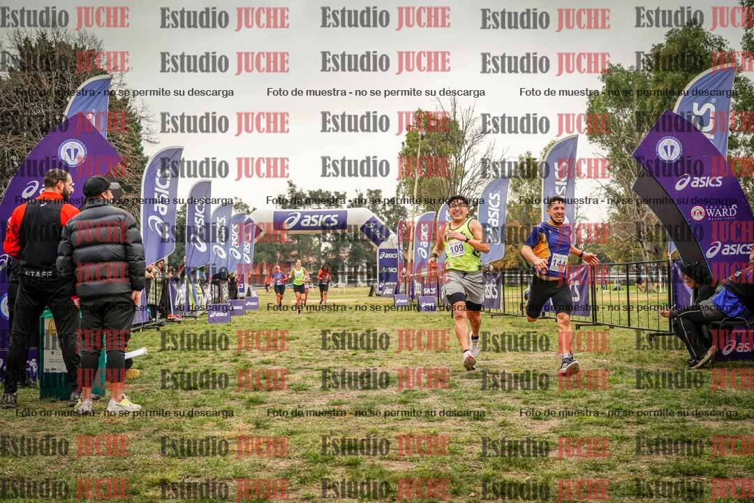 Fotos de la llegada del cross de 6000 m - running teams mujeres y varones