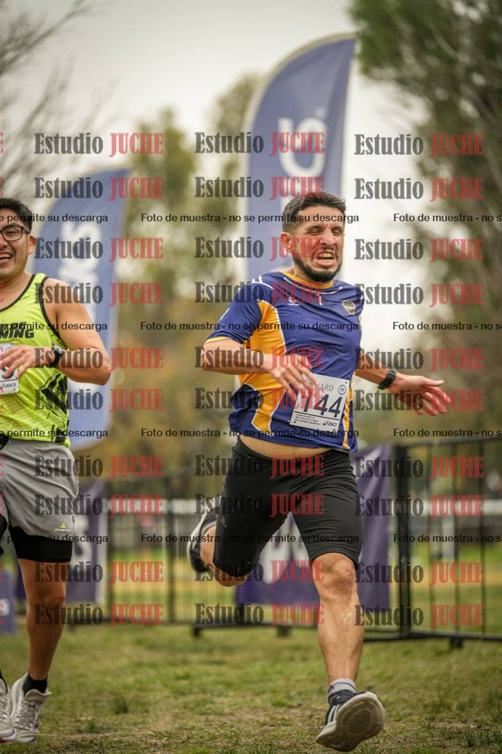 Fotos de la llegada del cross de 6000 m - running teams mujeres y varones
