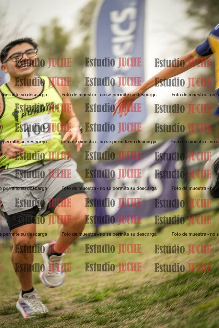 Fotos de la llegada del cross de 6000 m - running teams mujeres y varones