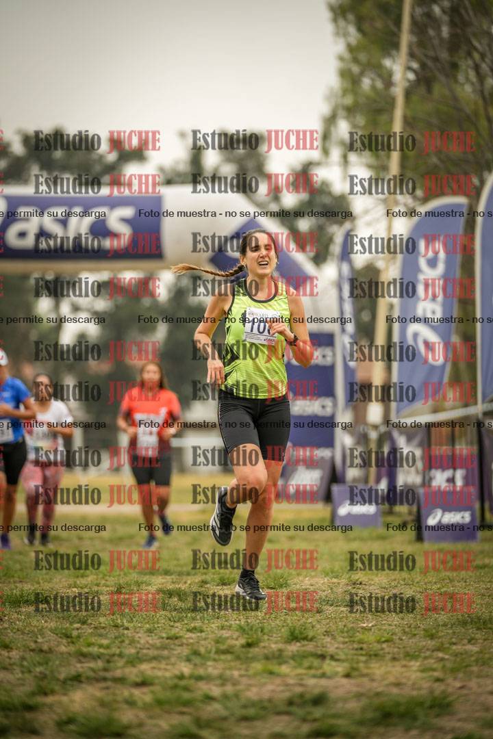 Fotos de la llegada del cross de 6000 m - running teams mujeres y varones