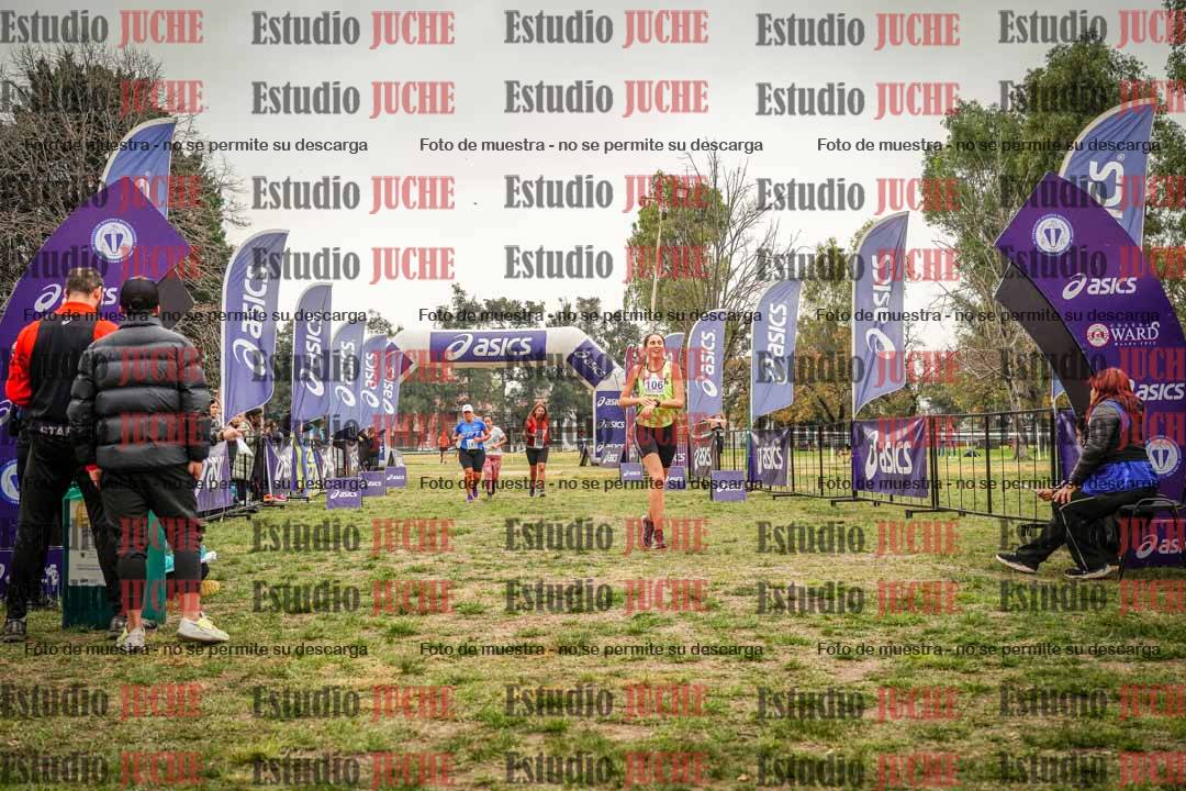 Fotos de la llegada del cross de 6000 m - running teams mujeres y varones