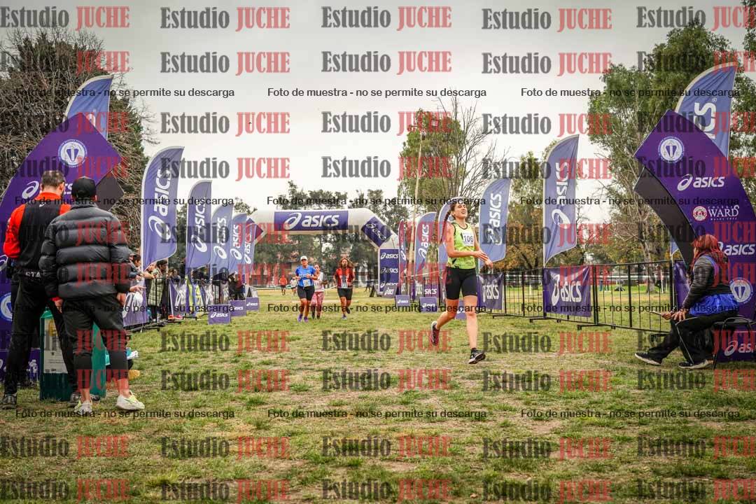 Fotos de la llegada del cross de 6000 m - running teams mujeres y varones