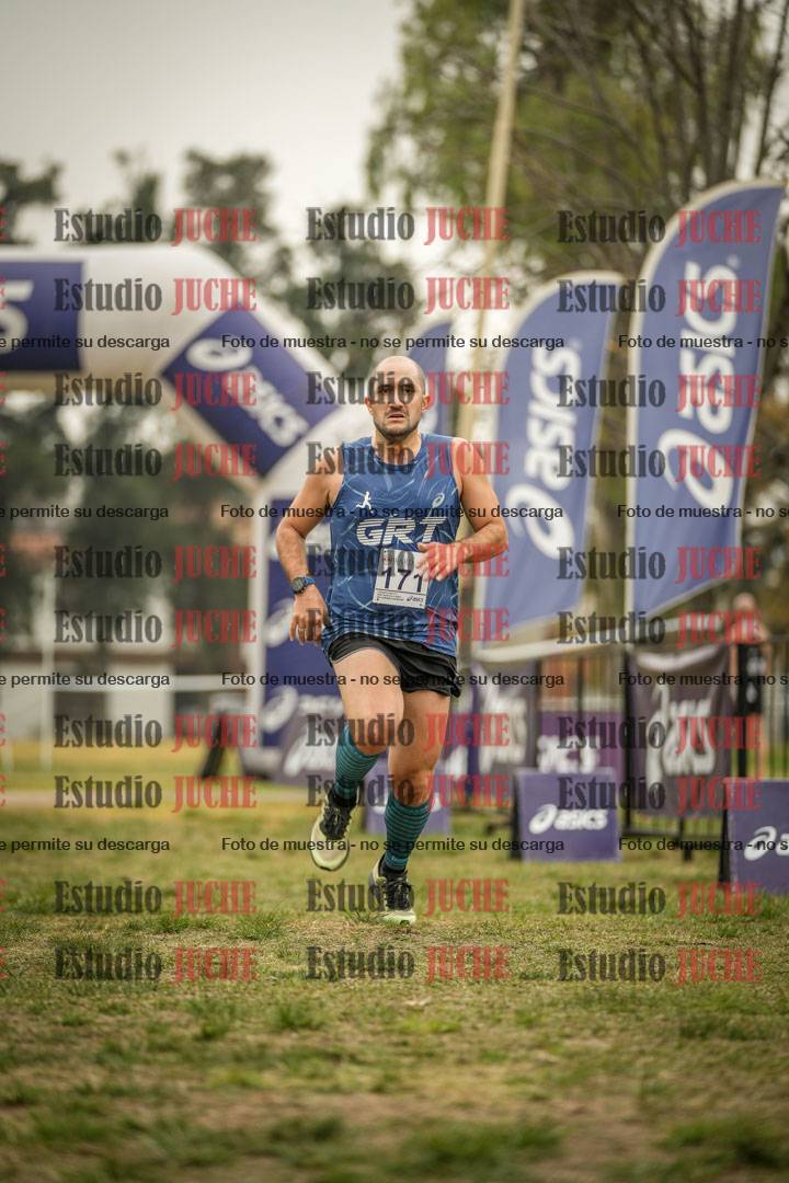 Fotos de la llegada del cross de 6000 m - running teams mujeres y varones
