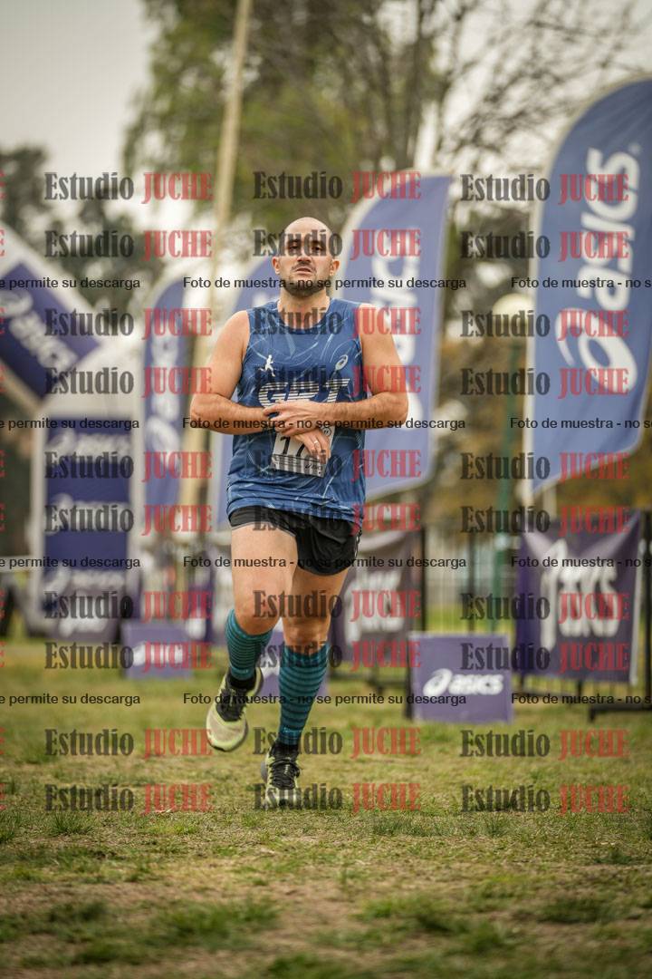 Fotos de la llegada del cross de 6000 m - running teams mujeres y varones
