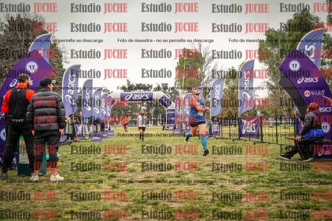 Fotos de la llegada del cross de 6000 m - running teams mujeres y varones