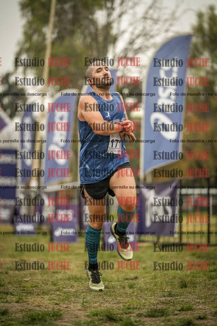 Fotos de la llegada del cross de 6000 m - running teams mujeres y varones