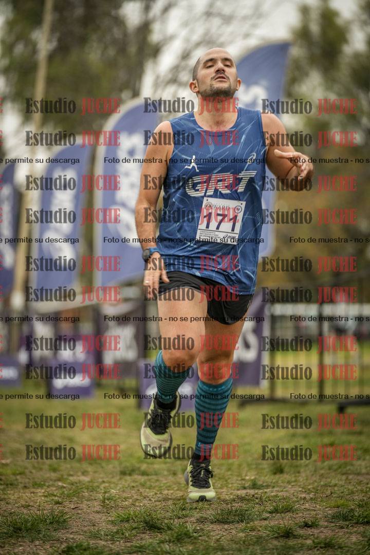 Fotos de la llegada del cross de 6000 m - running teams mujeres y varones