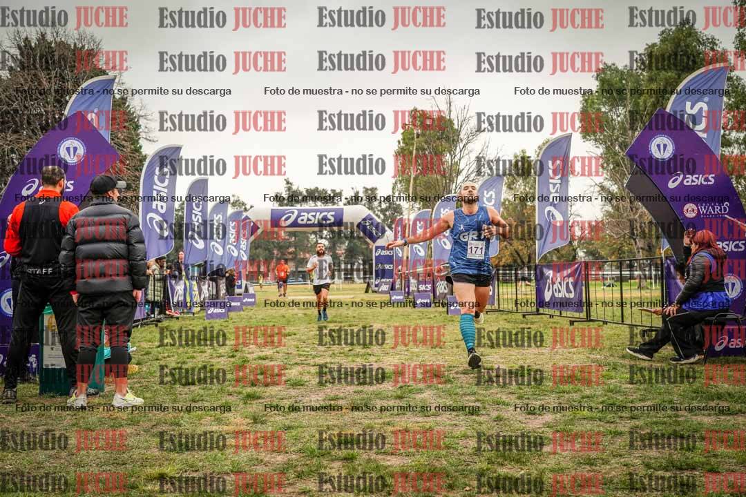 Fotos de la llegada del cross de 6000 m - running teams mujeres y varones