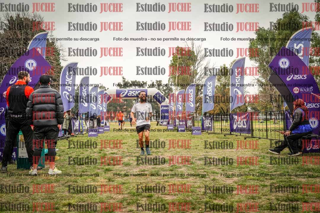 Fotos de la llegada del cross de 6000 m - running teams mujeres y varones