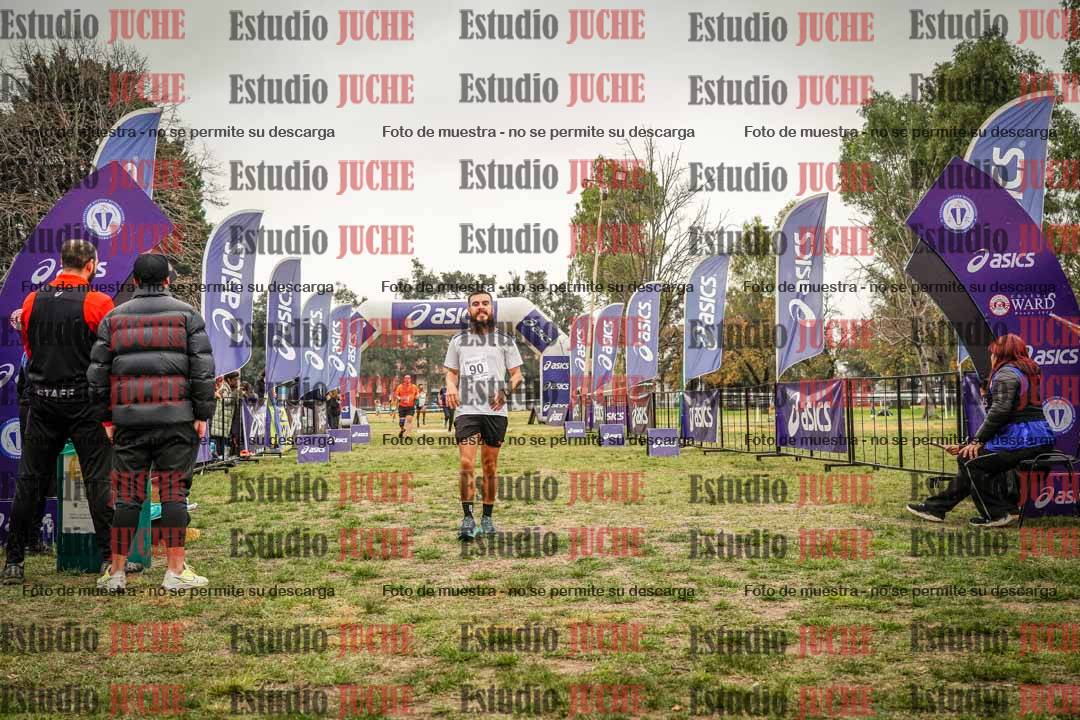 Fotos de la llegada del cross de 6000 m - running teams mujeres y varones