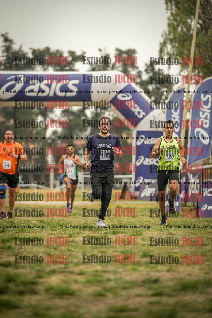 Fotos de la llegada del cross de 6000 m - running teams mujeres y varones