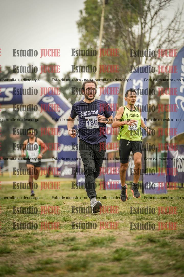 Fotos de la llegada del cross de 6000 m - running teams mujeres y varones