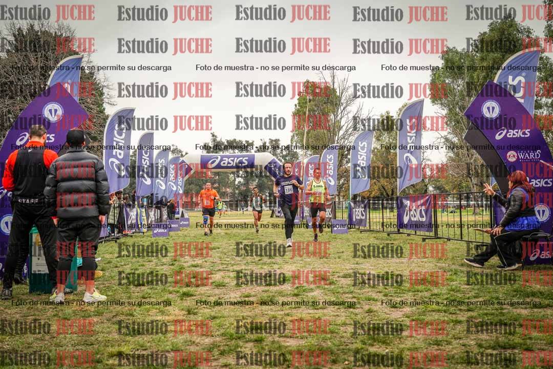 Fotos de la llegada del cross de 6000 m - running teams mujeres y varones