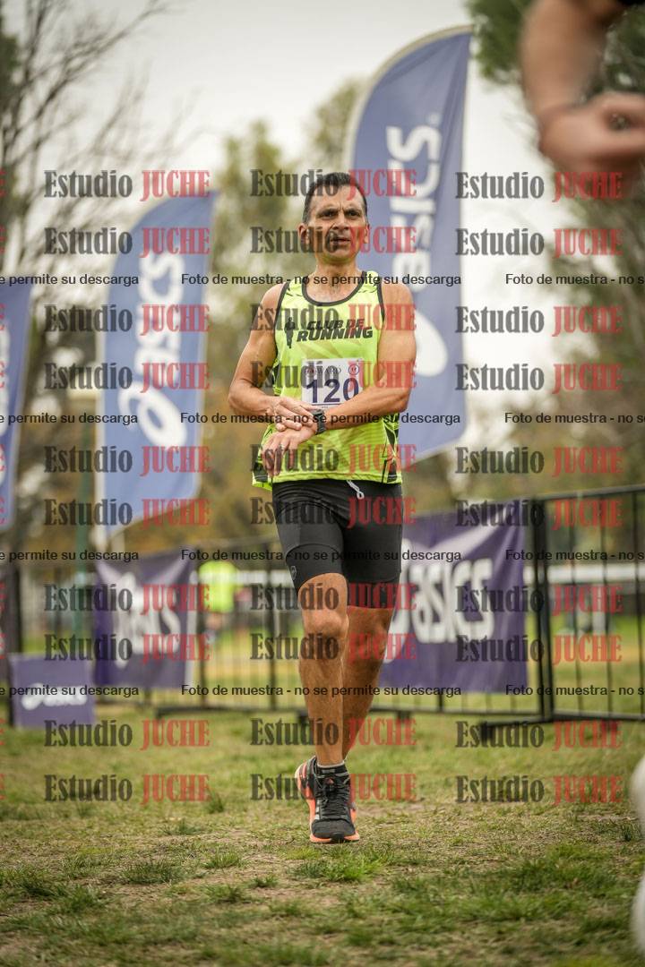 Fotos de la llegada del cross de 6000 m - running teams mujeres y varones