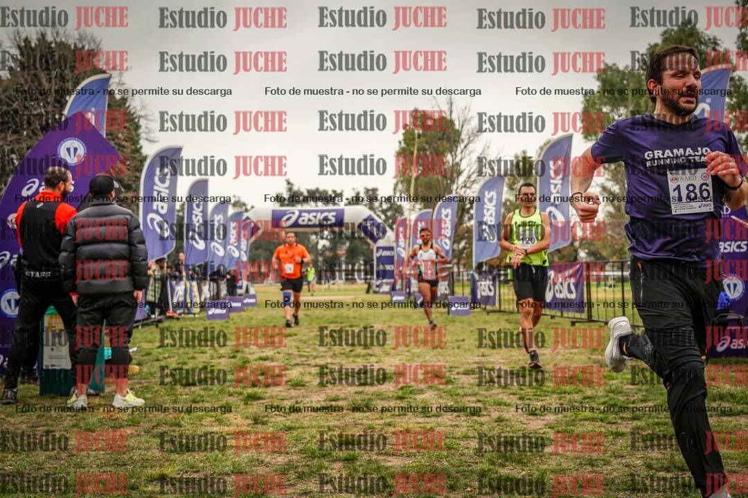 Fotos de la llegada del cross de 6000 m - running teams mujeres y varones