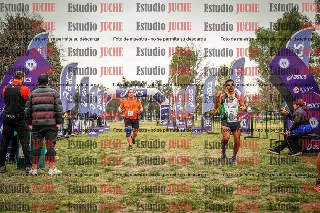 Fotos de la llegada del cross de 6000 m - running teams mujeres y varones