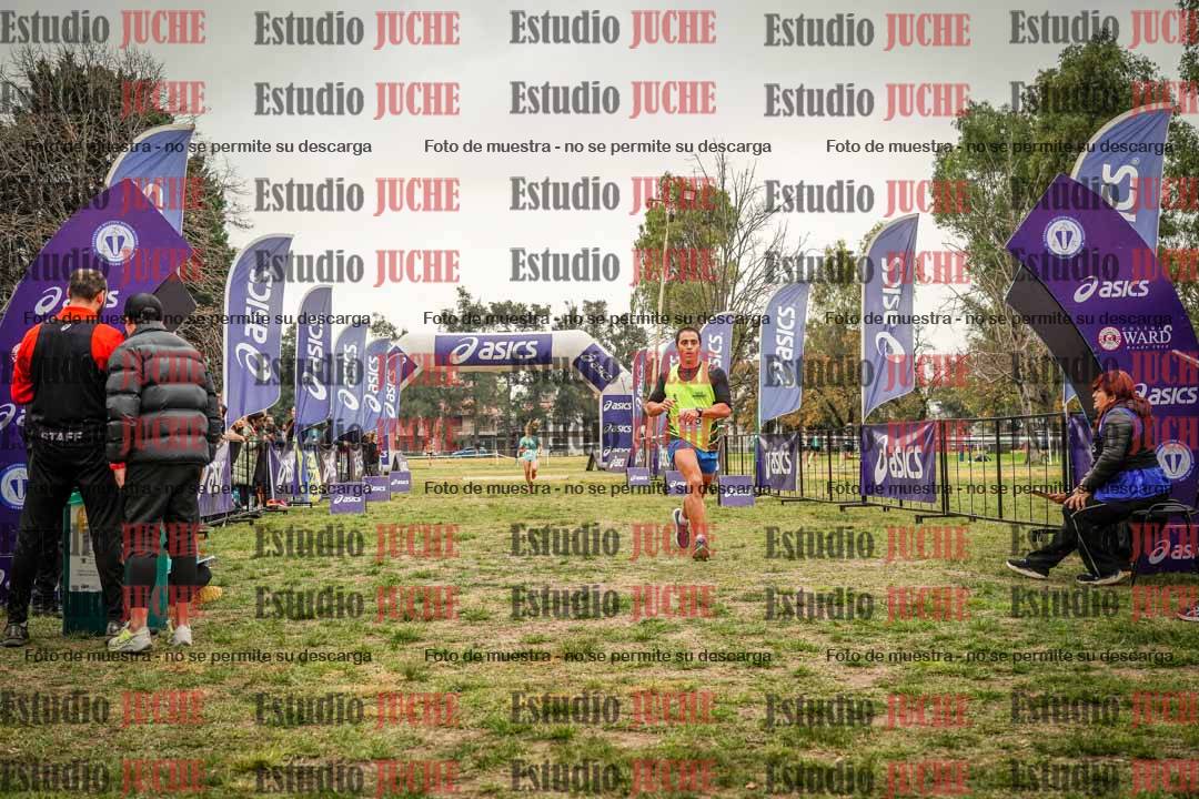 Fotos de la llegada del cross de 6000 m - running teams mujeres y varones