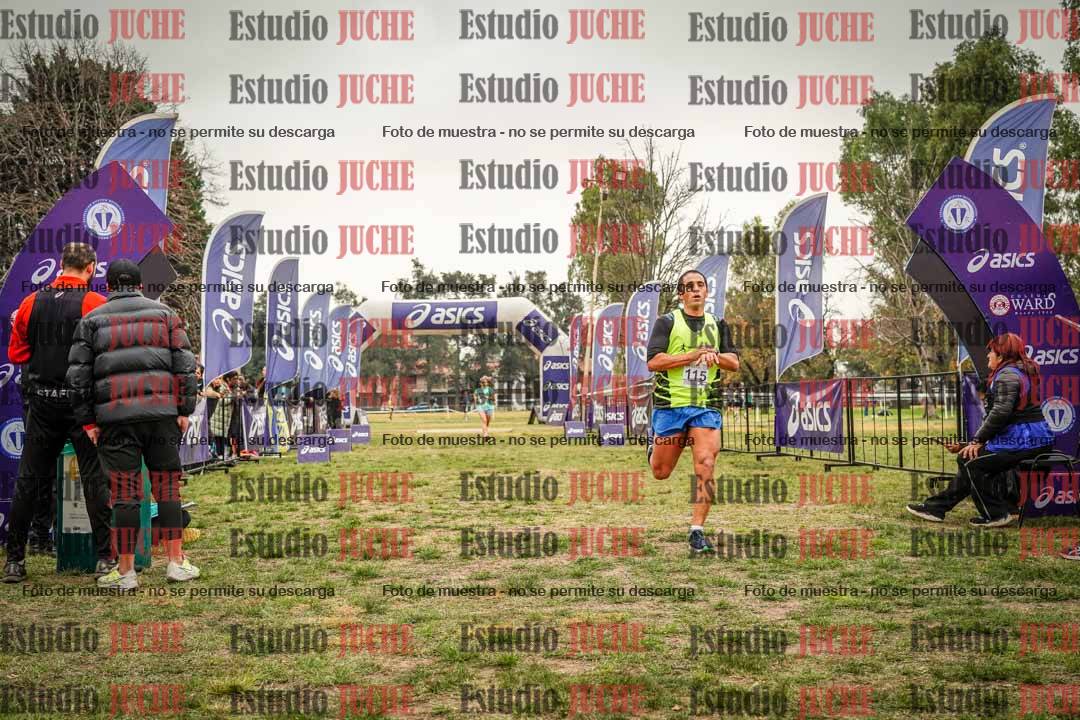 Fotos de la llegada del cross de 6000 m - running teams mujeres y varones
