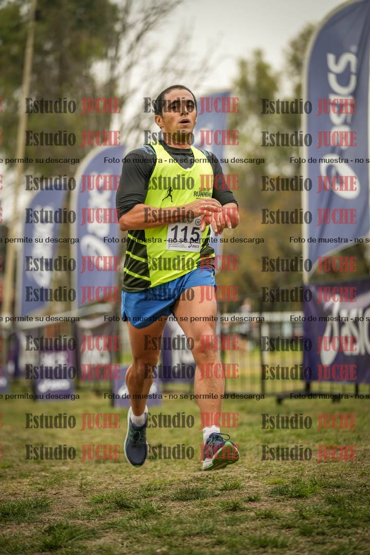 Fotos de la llegada del cross de 6000 m - running teams mujeres y varones