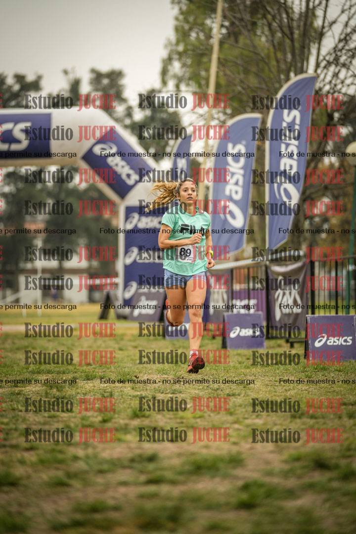 Fotos de la llegada del cross de 6000 m - running teams mujeres y varones