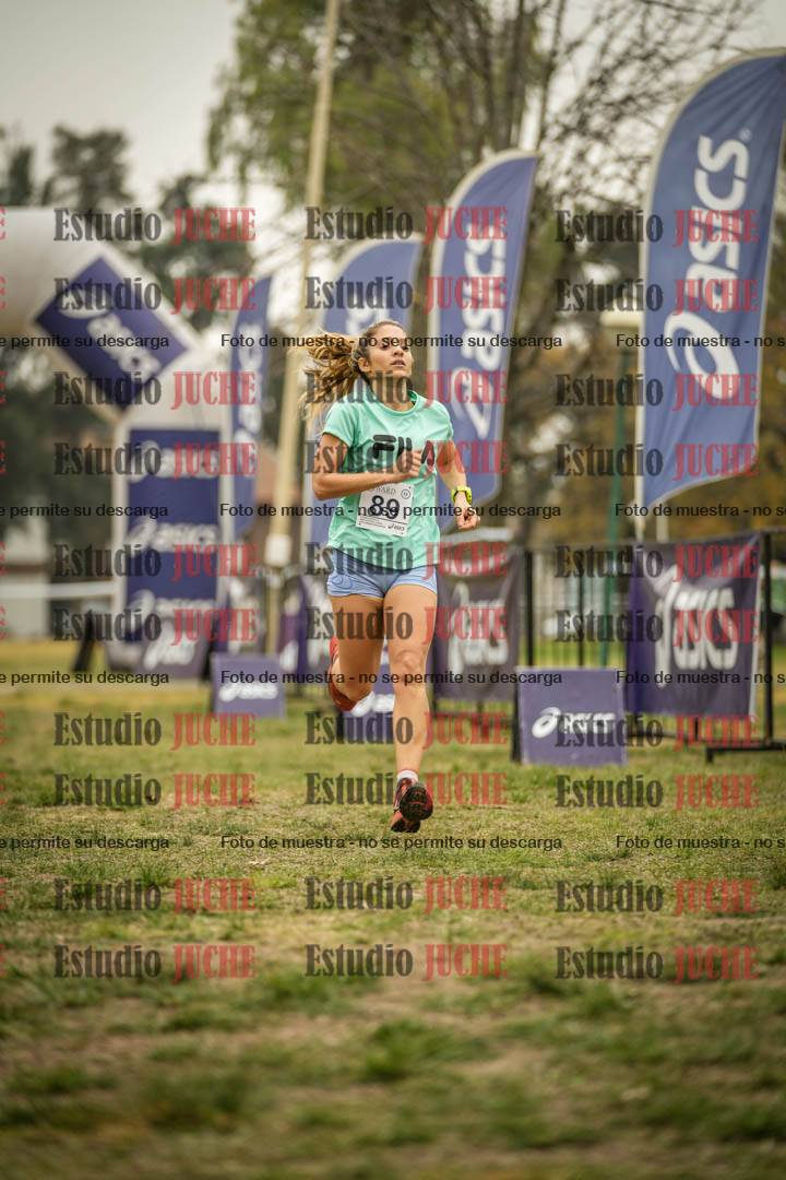Fotos de la llegada del cross de 6000 m - running teams mujeres y varones
