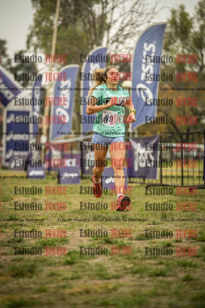 Fotos de la llegada del cross de 6000 m - running teams mujeres y varones