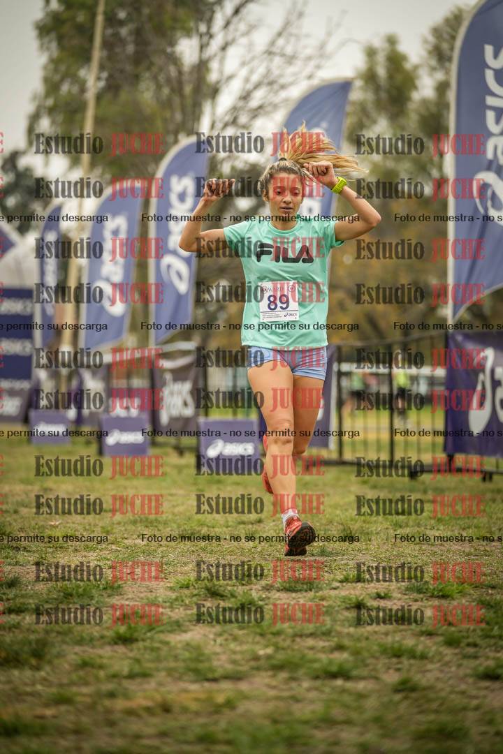 Fotos de la llegada del cross de 6000 m - running teams mujeres y varones
