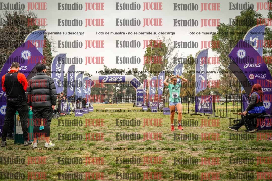 Fotos de la llegada del cross de 6000 m - running teams mujeres y varones