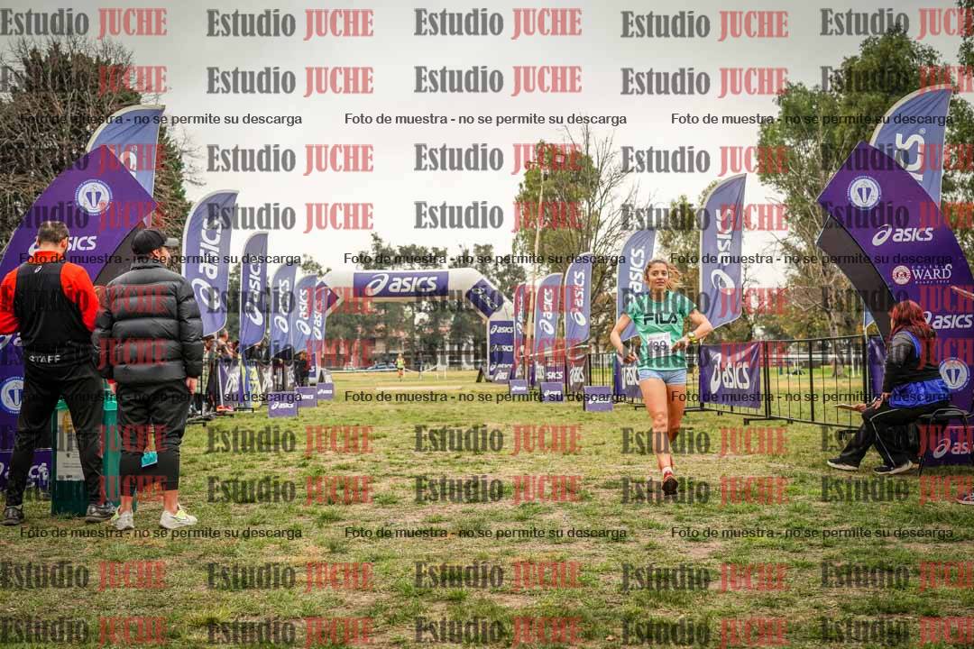 Fotos de la llegada del cross de 6000 m - running teams mujeres y varones